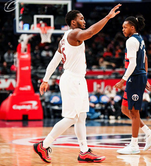 末节狂轰45分逆转!米切尔48分封神 骑士13连胜<a href=/lanqiusai/wizards/ target=_blank class=infotextkey>奇才</a>