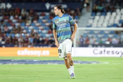 皇马5000万挖到左路铁闸!22岁A费7场全勤,<a href=/zuqiusai/manlian/ target=_blank class=infotextkey>曼联</a>痛失瑰宝?